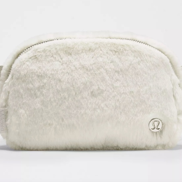 Lululemon Everywhere Belt Bag Plush Fleece 1L - Picture 5 of 5